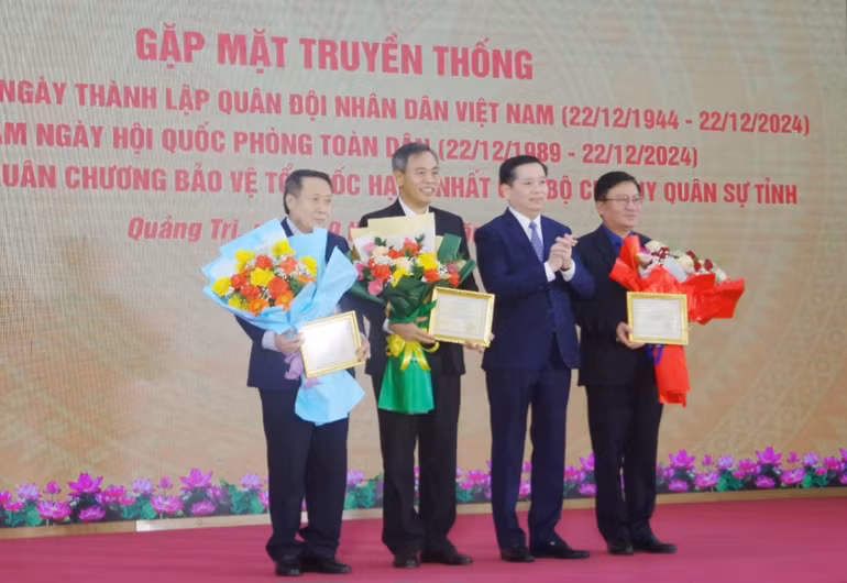 Bí thư Tỉnh ủy Quảng Trị Nguyễn Long Hải trao Kỷ niệm chương của Bộ trưởng Bộ Quốc phòng tặng các đồng chí lãnh đạo tỉnh Quảng Trị. Bí thư Tỉnh ủy Quảng Trị Nguyễn Long Hải trao Kỷ niệm chương của Bộ trưởng Bộ Quốc phòng tặng các đồng chí lãnh đạo tỉnh Quảng Trị.