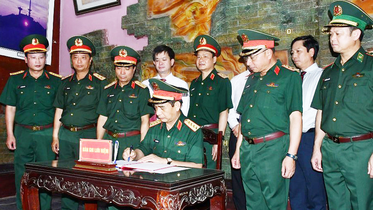 Đại tướng Phan Văn Giang ghi sổ lưu niệm tại Thành cổ Quảng Trị.