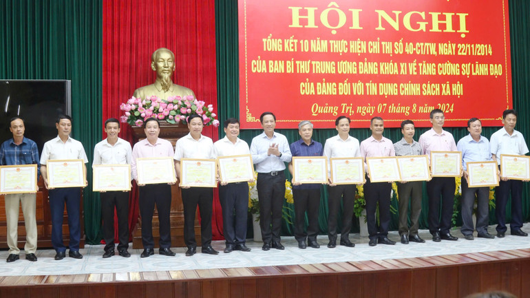 Phó Chủ tịch Ủy ban nhân dân tỉnh Quảng Trị Hoàng Nam trao Bằng khen của Chủ tịch Ủy ban nhân dân tỉnh cho các cá nhân có thành tích xuất sắc trong thực hiện Chỉ thị 40.