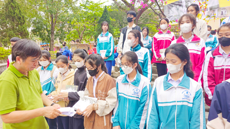 Thầy giáo Võ Minh Hoàn trao quà cho các học sinh.