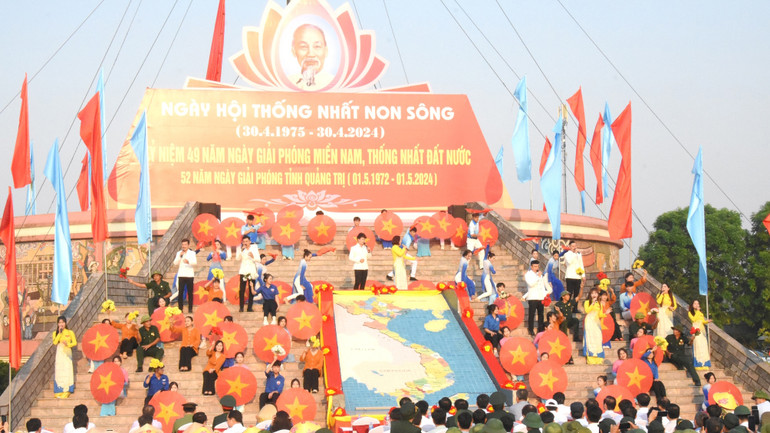 Một tiết mục văn nghệ trong Lễ Thượng cờ "Thống nhất non sông".