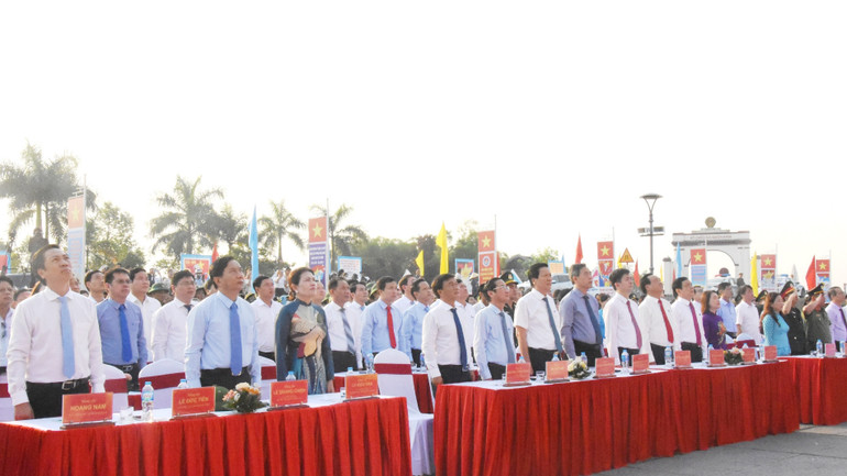 Các đại biểu tham gia Lễ Thượng cờ "Thống nhất non sông".