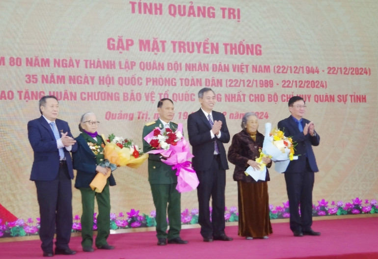 Lãnh đạo tỉnh Quảng Trị tặng hoa tri ân Bà Mẹ Việt Nam Anh hùng, Anh hùng lực lượng vũ trang nhân dân.