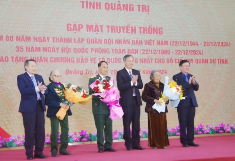 Lãnh đạo tỉnh Quảng Trị tặng hoa tri ân Bà Mẹ Việt Nam Anh hùng, Anh hùng lực lượng vũ trang nhân dân. Lãnh đạo tỉnh Quảng Trị tặng hoa tri ân Bà Mẹ Việt Nam Anh hùng, Anh hùng lực lượng vũ trang nhân dân.