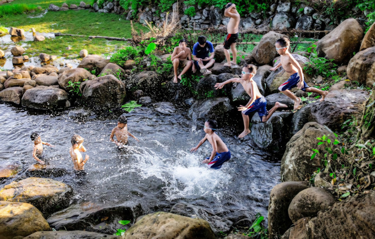 Trẻ con Gio An thích thú, hạnh phúc khi được vui chơi, tắm mát ở giếng cổ. (Ảnh: Võ Văn Thanh)