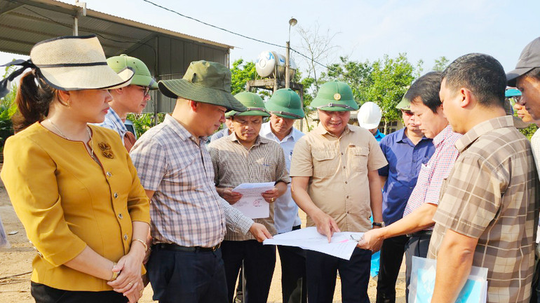 Lãnh đạo tỉnh Quảng Trị kiểm tra công tác giải phóng mặt bằng phục vụ thi công cao tốc Cam Lộ - Vạn Ninh tại huyện Vĩnh Linh.