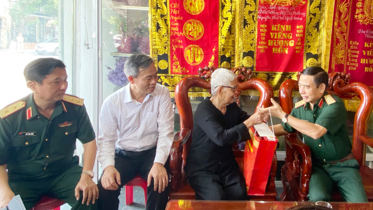 Đại tướng Phan Văn Giang cùng lãnh đạo tỉnh Quảng Trị thăm, tặng quà gia đình bà Lê Thị Thanh ở thành phố Đông Hà.