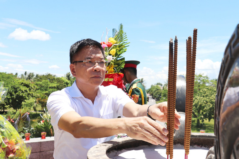 Phó Thủ tướng Lê Thành Long dâng hương tại Đài tưởng niệm ở Di tích quốc gia đặc biệt Thành cổ Quảng Trị.