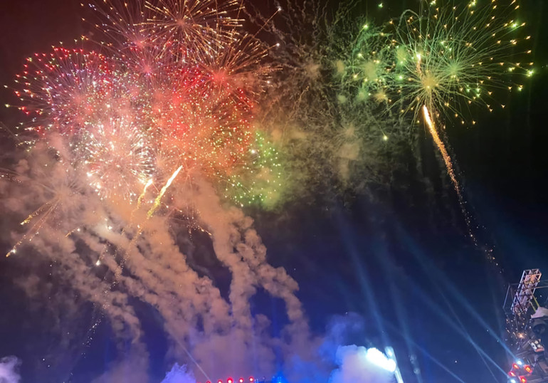 Màn pháo hoa rực sáng kết thúc chương trình nghệ thuật đặc biệt.
