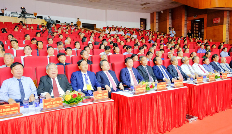 Các đại biểu dự buổi lễ.