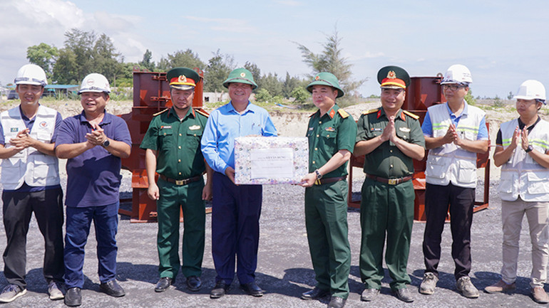 Đồng chí Võ Văn Hưng tặng quà các đơn vị thi công Dự án Khu bến cảng Mỹ Thủy. Đồng chí Võ Văn Hưng tặng quà các đơn vị thi công Dự án Khu bến cảng Mỹ Thủy.