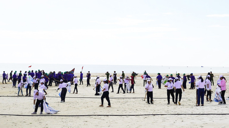 Sau lễ mít tinh, gần 1.000 người tham gia nhặt rác bảo vệ môi trường ở bãi biển xã Vĩnh Thái, huyện Vĩnh Linh.