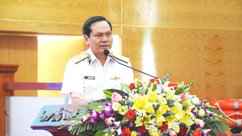 Phó Chủ nhiệm Chính trị Quân chủng Hải quân, Chuẩn Đô đốc Phạm Văn Luyện phát biểu chỉ đạo tại hội nghị.