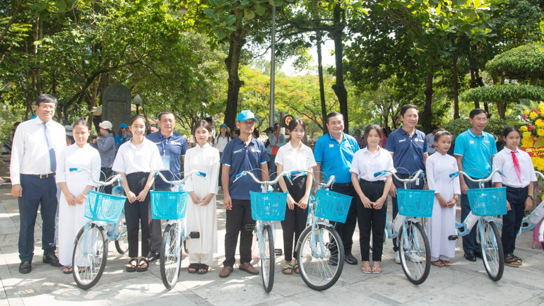 Tại Nghĩa trang liệt sĩ quốc gia Trường Sơn, Phó Chủ tịch Ủy ban nhân dân tỉnh Quảng Trị Hoàng Nam và Tổng Biên tập Báo Thanh Niên Nguyễn Ngọc Toàn tặng quà các gia đình khó khăn, có công với cách mạng. Tại Nghĩa trang liệt sĩ quốc gia Trường Sơn, Phó Chủ tịch Ủy ban nhân dân tỉnh Quảng Trị Hoàng Nam và Tổng Biên tập Báo Thanh Niên Nguyễn Ngọc Toàn tặng quà các gia đình khó khăn, có công với cách mạng.