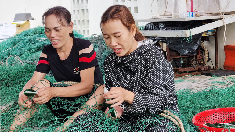 Đàn ông đi khai thác biển, phụ nữ ở nhà đan, vá lưới chuẩn bị cho chuyến đi biển tiếp theo.