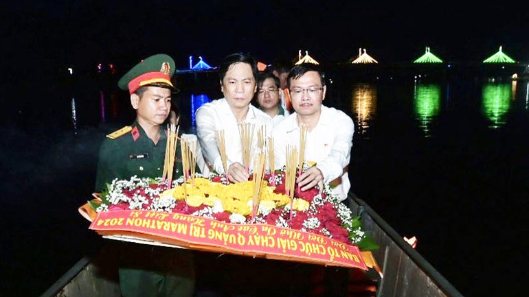 Lãnh đạo Ủy ban nhân dân tỉnh Quảng Trị và Tổng Biên tập Báo Nông nghiệp Việt Nam cùng các đại biểu thả hoa trên sông Thạch Hãn tri ân các Anh hùng, liệt sĩ.