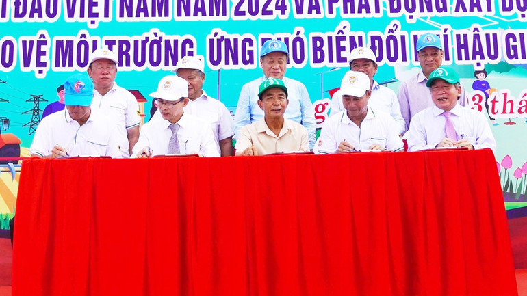 Các tổ chức Hội Nông dân, địa phương ký cam kết xây dựng mô hình “Ngư dân mang rác vào bờ”.