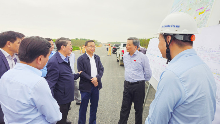 Phó Chủ tịch Quốc hội Nguyễn Đức Hải nghe Ban Quản lý Dự án Đường Hồ Chí Minh báo cáo tiến độ thi công tuyến Cam Lộ- Vạn Ninh đoạn qua xã Cam Tuyền, huyện Cam Lộ.