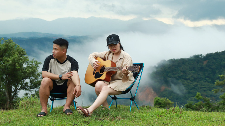 Bên cây đàn ghi ta, đôi bạn trẻ đang thăng hoa cùng núi rừng Xa Reng.