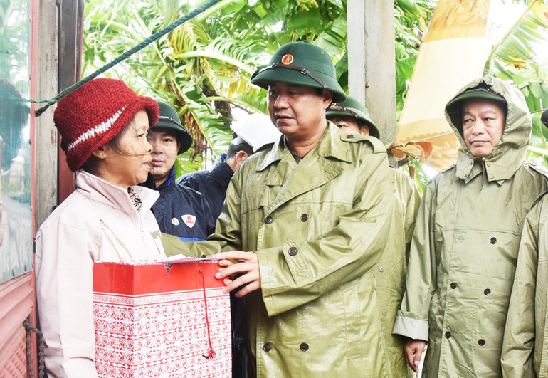 Phó Bí thư Tỉnh ủy, Chủ tịch Ủy ban nhân dân tỉnh Quảng Trị Võ Văn Hưng thăm hỏi, tặng quà cho hộ nghèo, có hoàn cảnh neo đơn ở xã Vĩnh Sơn, huyện Vĩnh Linh.