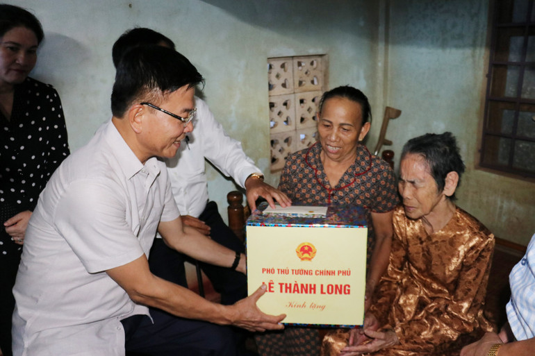 Phó Thủ tướng Lê Thành Long tặng quà Mẹ Việt Nam Anh hùng Nguyễn Thị Nậy.