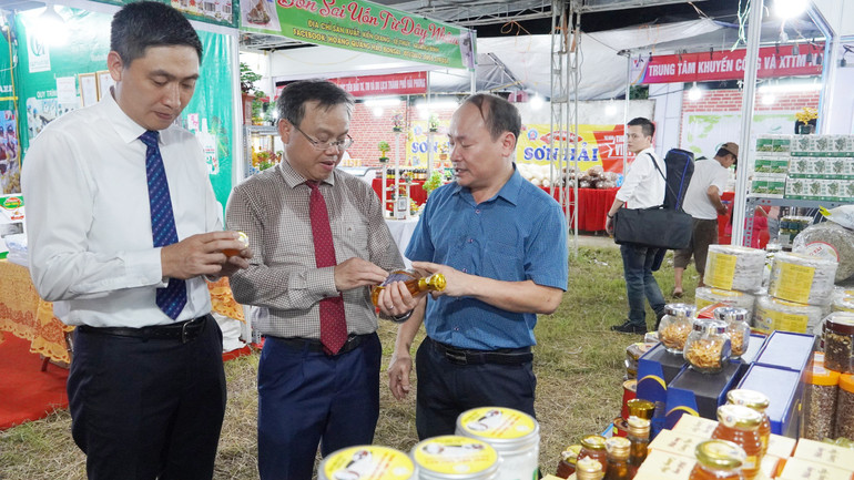 Lãnh đạo tỉnh Quảng Trị và đại diện Bộ Công thương thăm gian hàng các doanh nghiệp đến từ Thái Lan.