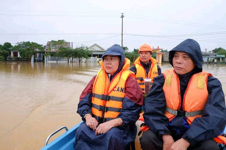 Lãnh đạo huyện Vĩnh Linh thị sát vùng ngập sâu để có phương án ứng phó kịp thời bảo đảm cuộc sống an toàn cho người dân.