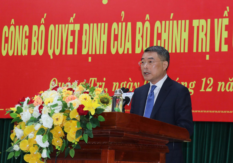 Đồng chí Lê Minh Hưng phát biểu giao nhiệm vụ cho tân Bí thư Tỉnh ủy Quảng Trị Nguyễn Long Hải.