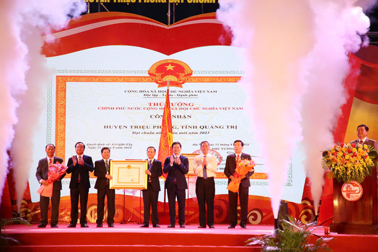 Lãnh đạo tỉnh Quảng Trị trao quyết định công nhận huyện Triệu Phong đạt chuẩn nông thôn mới năm 2023. Lãnh đạo tỉnh Quảng Trị trao quyết định công nhận huyện Triệu Phong đạt chuẩn nông thôn mới năm 2023.