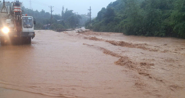 Nước dâng qua tràn gây ách tắc giao thông đường vào thôn Ván Ri, xã Húc, huyện miền núi Hướng Hóa.