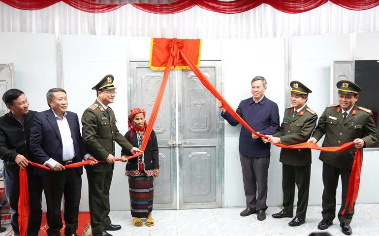 Lãnh đạo Bộ Công an và lãnh đạo tỉnh Quảng Trị bàn giao nhà cho hộ dân có hoàn cảnh khó khăn tại xã Hướng Hiệp, huyện Đakrông.