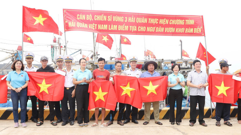 Đoàn công tác tặng cờ Tổ quốc và quà cho các tàu cá ngư dân tại huyện đảo Cồn Cỏ. Đoàn công tác tặng cờ Tổ quốc và quà cho các tàu cá ngư dân tại huyện đảo Cồn Cỏ.