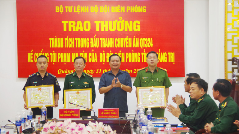 Phó Bí thư Tỉnh ủy, Chủ tịch Ủy ban nhân dân tỉnh Quảng Trị Võ Văn Hưng trao bằng khen và tiền thưởng 60 triệu đồng cho các lực lượng tham gia phá án.