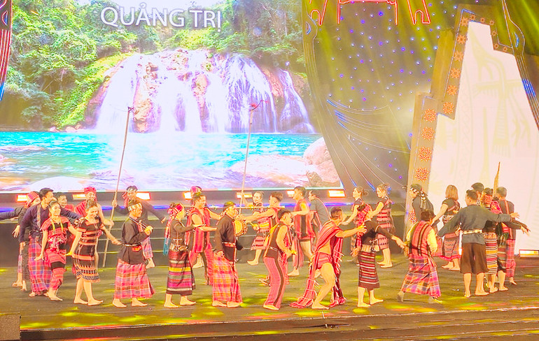 Tiết mục biểu diễn của các dân tộc ở Quảng Trị.