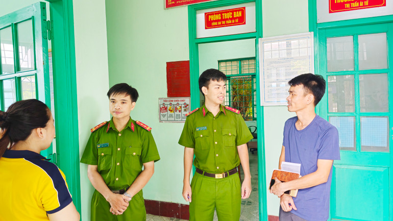 Công an thị trấn Ái Tử chủ động tiếp công dân, tạo điều kiện tốt nhất cho công dân.