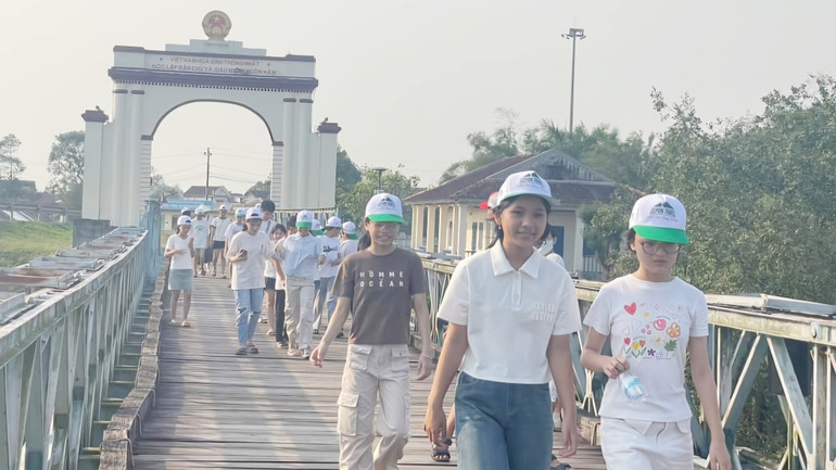 Lần đầu tiên nhiều học sinh tận mắt chứng kiến di tích cầu Hiền Lương bắc qua sông Bến Hải.