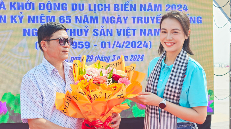 Á hậu Hoàn vũ Thủy Tiên tặng hoa cho khách du lịch tại biển Cửa Việt. Á hậu Hoàn vũ Thủy Tiên tặng hoa cho khách du lịch tại biển Cửa Việt.