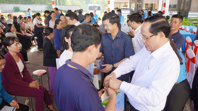 Phó Chủ tịch Quốc hội Thượng tướng Trần Quang Phương tặng quà Tết cho công nhân có hoàn cảnh khó khăn.