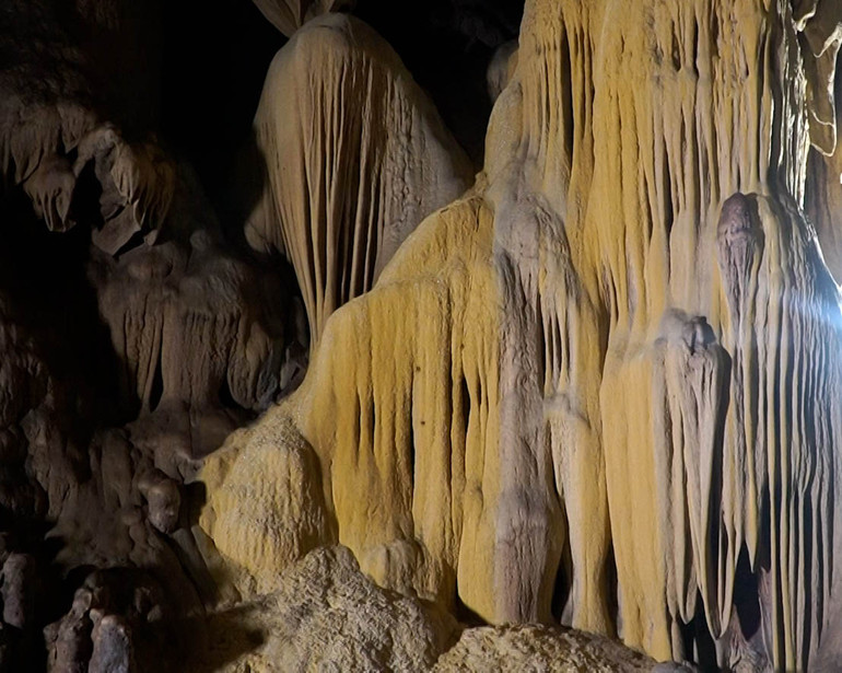 Những hình ảnh trong hang động mang hình người rất kỳ bí.