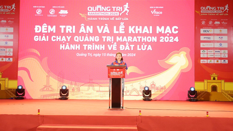 Vận động viên Nguyễn Thị Oanh thay mặt 3.000 vận động viên tham dự giải phát biểu.