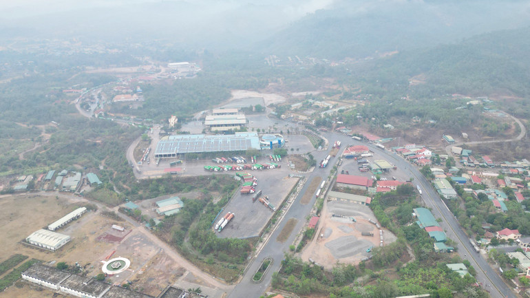 Toàn cảnh khu vực hai tỉnh dự định xây dựng Khu Kinh tế thương mại xuyên biên giới Lao Bảo-Đensavẳn.