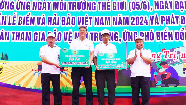 Trung ương Hội Nông dân Việt Nam tặng 1 mô hình sáng - xanh - sạch - đẹp - an toàn - kiểu mẫu cho Hội Nông dân huyện Vĩnh Linh và 10 xe thu gom rác cho HND xã Vĩnh Thái.