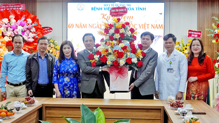 Phó Chủ tịch Ủy ban nhân dân tỉnh Quảng Trị Hoàng Nam thăm, tặng hoa chúc mừng Bệnh viện Đa khoa tỉnh Quảng Trị.