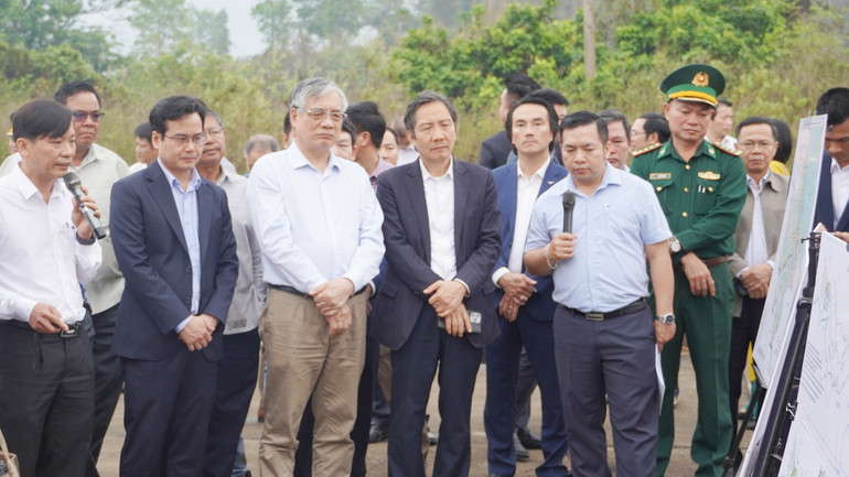 Các đại biểu khảo sát thực địa hiện trạng khu vực đề xuất hình thành Khu Kinh tế thương mại xuyên biên giới Lao Bảo-Đensavẳn.