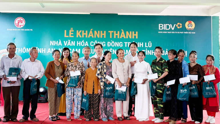 BIDV trao quà cho các gia đình có hoàn cảnh khó khăn tại buổi lễ khánh thành.