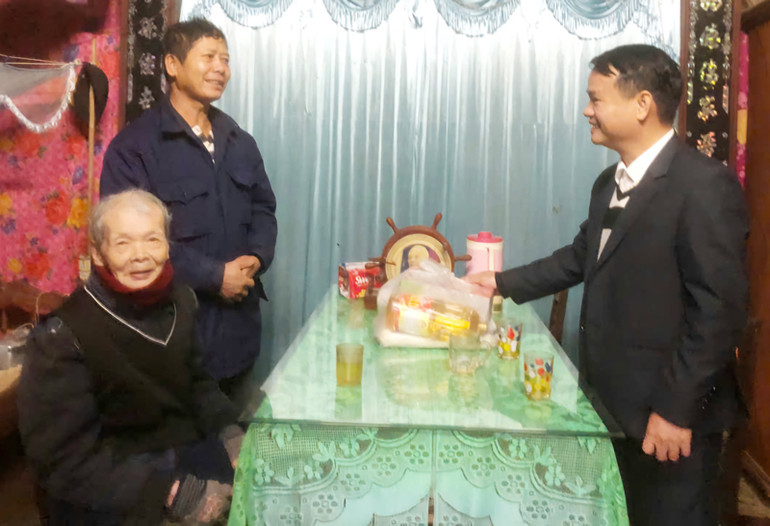 Cụ Trần Lương Phiến (ngồi) năm nay tròn 100 tuổi, minh mẫn nhớ về ngày giải phóng Gio An.