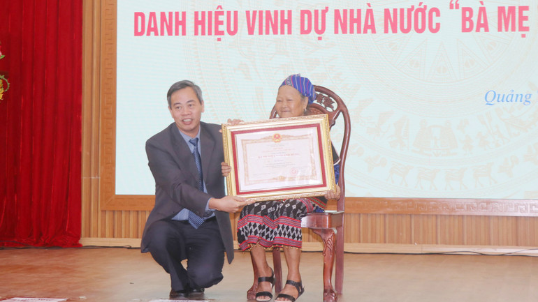 Phó Bí thư Thường trực Tỉnh ủy, Chủ tịch Hội đồng nhân dân tỉnh Quảng Trị Nguyễn Đăng Quang trao danh hiệu cao quý “Bà mẹ Việt Nam Anh hùng” cho mẹ Hồ Thị Neng.