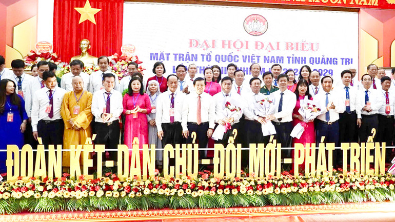 Phó Chủ tịch Ủy ban Trung ương Mặt trận Tổ quốc Việt Nam Nguyễn Hữu Dũng; Bí thư Tỉnh ủy Quảng Trị Lê Quang Tùng; Phó Bí thư Tỉnh ủy, Chủ tịch Ủy ban nhân dân tỉnh Võ Văn Hưng tặng hoa chúc mừng 73 đại biểu được cử tham gia ủy viên Ủy ban MTTQ Việt Nam tỉnh nhiệm kỳ 2024 - 2029.