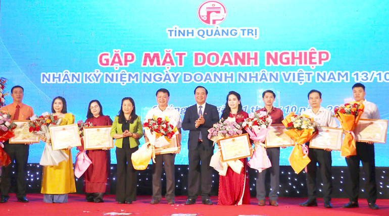 Lãnh đạo tỉnh Quảng Trị tặng bằng khen cho các doanh nghiệp .