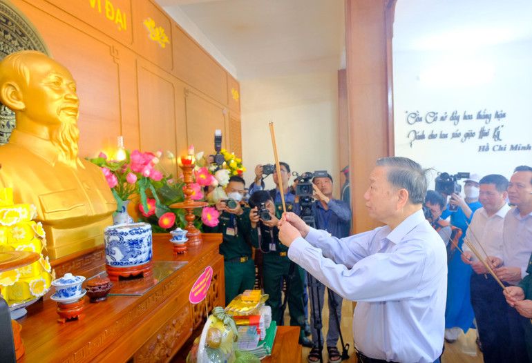 Tổng Bí thư, Chủ tịch nước Tô Lâm dâng hương tại nhà tưởng niệm Bác Hồ ở đảo Cồn Cỏ. Tổng Bí thư, Chủ tịch nước Tô Lâm dâng hương tại nhà tưởng niệm Bác Hồ ở đảo Cồn Cỏ.